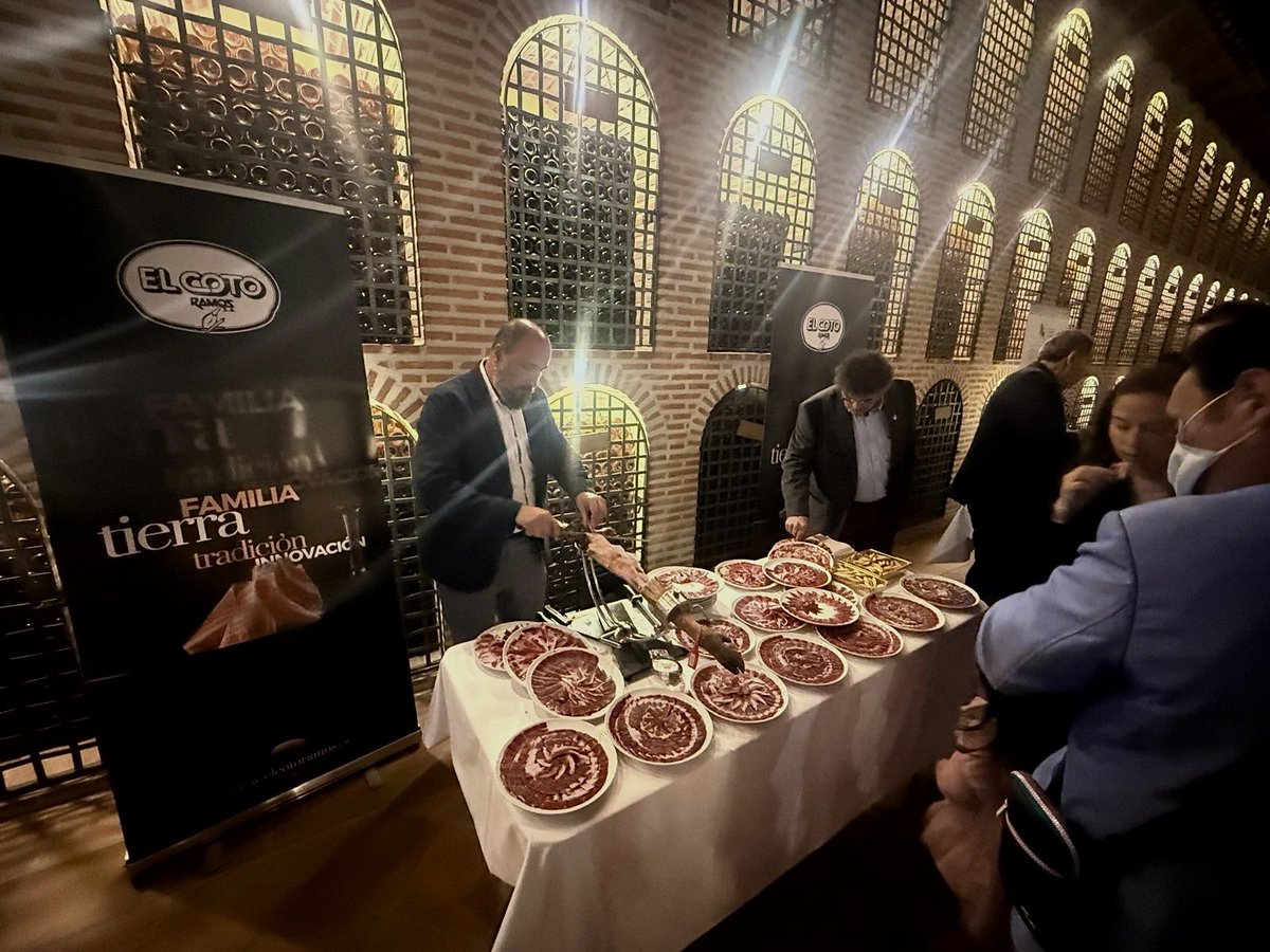 JamonCotoRamos's tweet photo. Ayer tuvimos el placer de participar en la II #GalaSolidaria de la Fundación Juntos por una Sonrisa, un evento único en el que se han entregado los #PremiosRocordi a personalidades destacadas en Yllera Bodegas &amp; Viñedos . Enhorabuena a todos los premiados💪 https://t.co/qIgEhY66FB