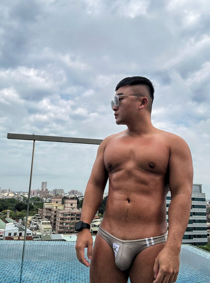 夏天終於來了今年冷好久😎 要互加IG摯友的可以私訊 #hunk #muscle #egde