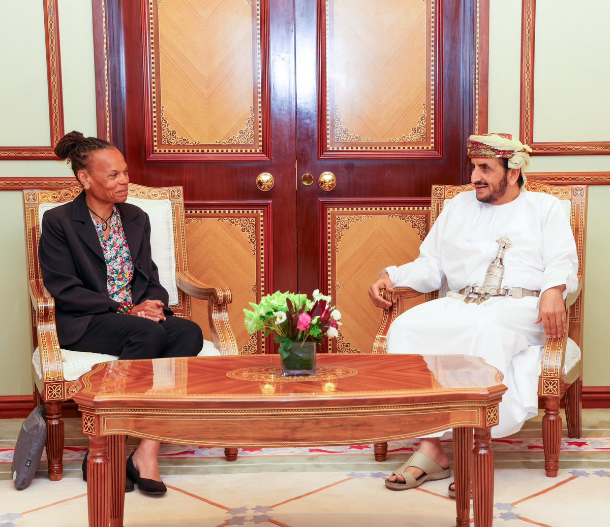 وزارة الخارجية (@fmofoman) on Twitter photo 📸 | استقبل سعادة الشيخ <a href="/KhalifaAlharthy/">Khalifa Alharthy</a>، وكيل وزارة الخارجية للشؤون السياسية صباح اليوم بديوان عام وزارة الخارجية، سعادة باتريسيا دانزي، المدير العام للوكالة السويسرية للتنمية والتعاون، تم خلال اللقاء استعراض جوانب التعاون وتبادل الخبرات في مجال المساعدات الإنسانية والتنمية . 📸 | استقبل سعادة الشيخ <a href="/KhalifaAlharthy/">Khalifa Alharthy</a>، وكيل وزارة الخارجية للشؤون السياسية صباح اليوم بديوان عام وزارة الخارجية، سعادة باتريسيا دانزي، المدير العام للوكالة السويسرية للتنمية والتعاون، تم خلال اللقاء استعراض جوانب التعاون وتبادل الخبرات في مجال المساعدات الإنسانية والتنمية .