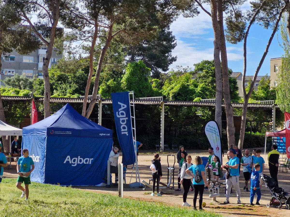 🏃‍♀️🏃‍♂️ Avui a #BadiadelVallès, s'ha celebrat la #LaCursaBadia2025.

💧 Hi hem col·laborat obsequiant als participants amb bidons i instal·lant punts d'hidratació en el recorregut per reduir residus plàstics.