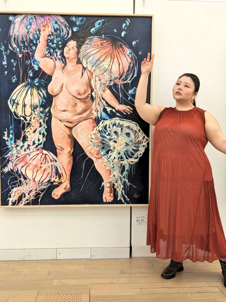 hanpenmura's tweet image. 今日はなんと絵のモデルさん本体が国立新美術館の春陽展まで見に来てくれました！ちなみにタイトル「面向不背」は前後どちらから見ても整っていて美しく立派なことのたとえです。期間中に足を運んでくださった皆々様ありがとうございました！明日最終日は3時までです。