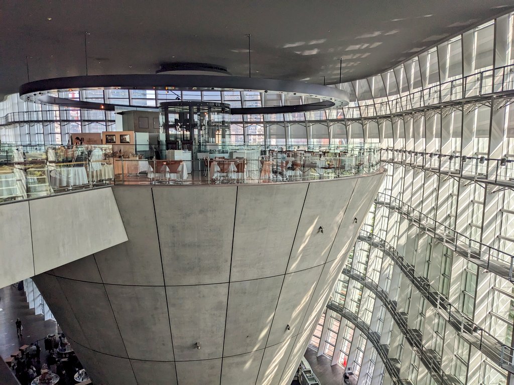 hanpenmura's tweet image. 今日はなんと絵のモデルさん本体が国立新美術館の春陽展まで見に来てくれました！ちなみにタイトル「面向不背」は前後どちらから見ても整っていて美しく立派なことのたとえです。期間中に足を運んでくださった皆々様ありがとうございました！明日最終日は3時までです。