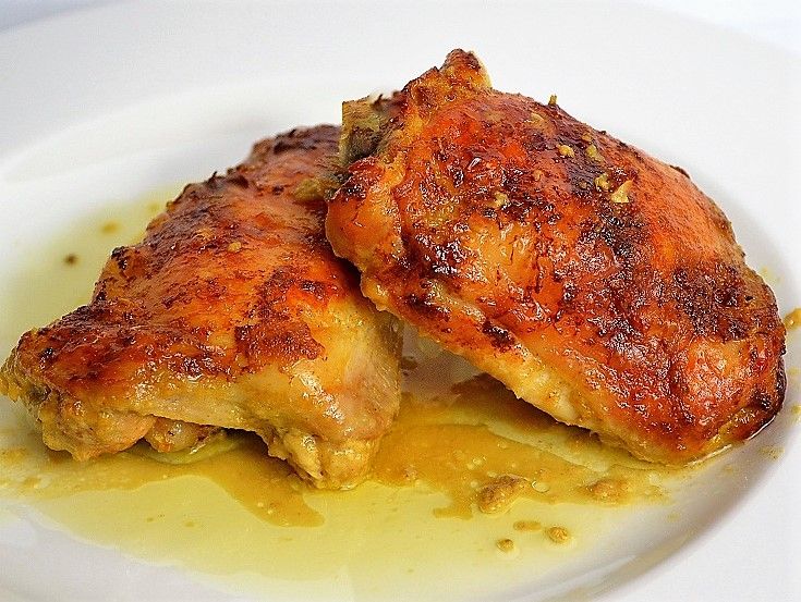 Oggi. Lasagne di crespelle con ragù di carne e sovracosce di pollo speziate.