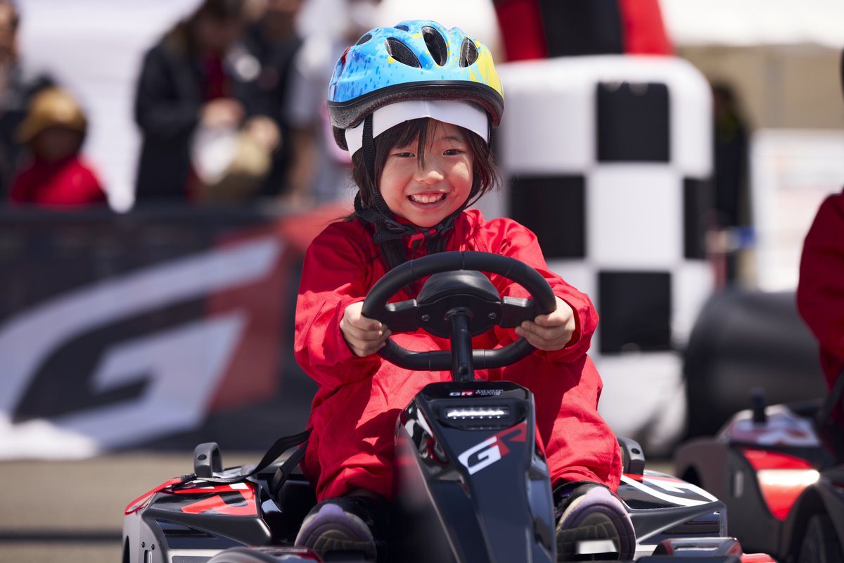 TOYOTA_GR's tweet photo. TOYOTA GAZOO Racing✖️マクドナルド✖️タカラトミー🚗🍟✨
3社のコラボによる特別体験イベント
ハッピーセット® ワクワクツアー 2日目

昨日に続いて、富士スピードウェイで開催された #FormulaDriftJapan 開幕戦に合わせて、事前募集にご当選された子どもたち、ご家族の皆さまに、“ワクワク・ドキドキ”の特別なツアーを満喫いただきました✨

GR仕様オリジナルラッピングのカート体験や、
#GRスープラセーフティーカー に乗ってスポーツ走行体験も💨
そして、最後はマクドナルドでみんなで作ったハンバーガーを食べました🍔

子供たちにとって、初めての体験ばかりで、
キラキラした笑顔と真剣な表情がとても印象的でした😊

次��は、5/3のSUPER GTで第3回目を開催🎉

✨参加制限のない3社コラボイベントを、ゴールデンウイーク中に全国8店舗のマクドナルドで開催✨
➡️ https://t.co/g7J0UwFSAY

#TOYOTAGAZOORacing 
#ハッピーセット #GR
#FDJ