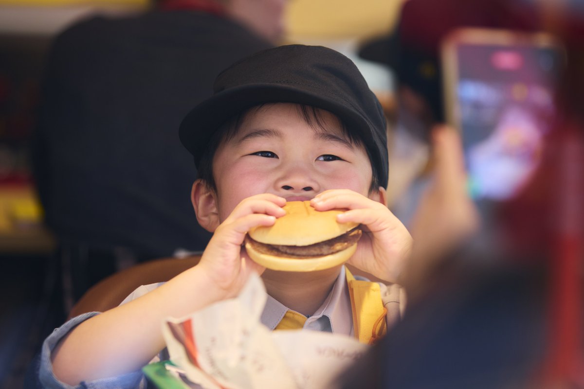 TOYOTA_GR's tweet photo. TOYOTA GAZOO Racing✖️マクドナルド✖️タカラトミー🚗🍟✨
3社のコラボによる特別体験イベント
ハッピーセット® ワクワクツアー 2日目

昨日に続いて、富士スピードウェイで開催された #FormulaDriftJapan 開幕戦に合わせて、事前募集にご当選された子どもたち、ご家族の皆さまに、“ワクワク・ドキドキ”の特別なツアーを満喫いただきました✨

GR仕様オリジナルラッピングのカート体験や、
#GRスープラセーフティーカー に乗ってスポーツ走行体験も💨
そして、最後はマクドナルドでみんなで作ったハンバーガーを食べました🍔

子供たちにとって、初めての体験ばかりで、
キラキラした笑顔と真剣な表情がとても印象的でした😊

次��は、5/3のSUPER GTで第3回目を開催🎉

✨参加制限のない3社コラボイベントを、ゴールデンウイーク中に全国8店舗のマクドナルドで開催✨
➡️ https://t.co/g7J0UwFSAY

#TOYOTAGAZOORacing 
#ハッピーセット #GR
#FDJ