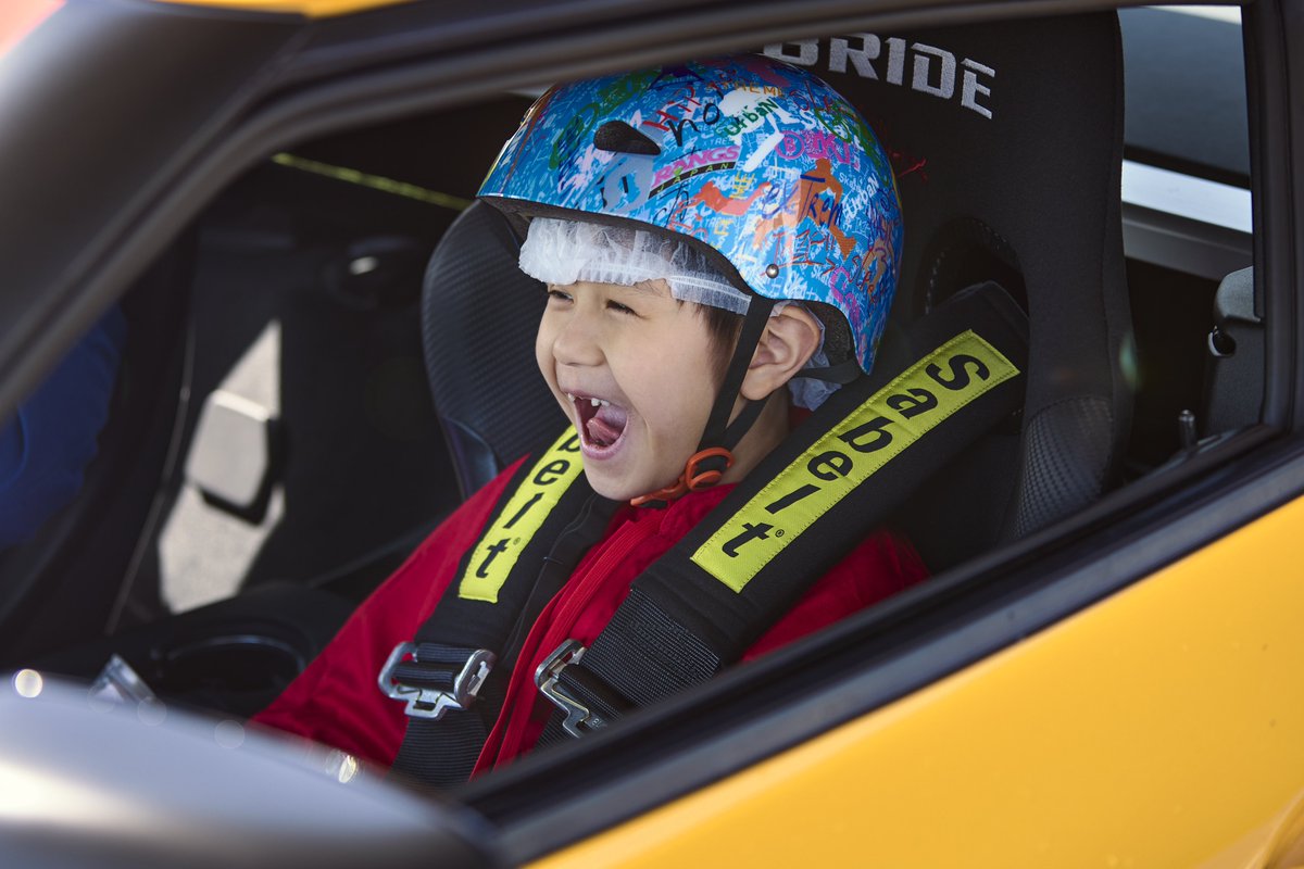 TOYOTA_GR's tweet photo. TOYOTA GAZOO Racing✖️マクドナルド✖️タカラトミー🚗🍟✨
3社のコラボによる特別体験イベント
ハッピーセット® ワクワクツアー 2日目

昨日に続いて、富士スピードウェイで開催された #FormulaDriftJapan 開幕戦に合わせて、事前募集にご当選された子どもたち、ご家族の皆さまに、“ワクワク・ドキドキ”の特別なツアーを満喫いただきました✨

GR仕様オリジナルラッピングのカート体験や、
#GRスープラセーフティーカー に乗ってスポーツ走行体験も💨
そして、最後はマクドナルドでみんなで作ったハンバーガーを食べました🍔

子供たちにとって、初めての体験ばかりで、
キラキラした笑顔と真剣な表情がとても印象的でした😊

次��は、5/3のSUPER GTで第3回目を開催🎉

✨参加制限のない3社コラボイベントを、ゴールデンウイーク中に全国8店舗のマクドナルドで開催✨
➡️ https://t.co/g7J0UwFSAY

#TOYOTAGAZOORacing 
#ハッピーセット #GR
#FDJ