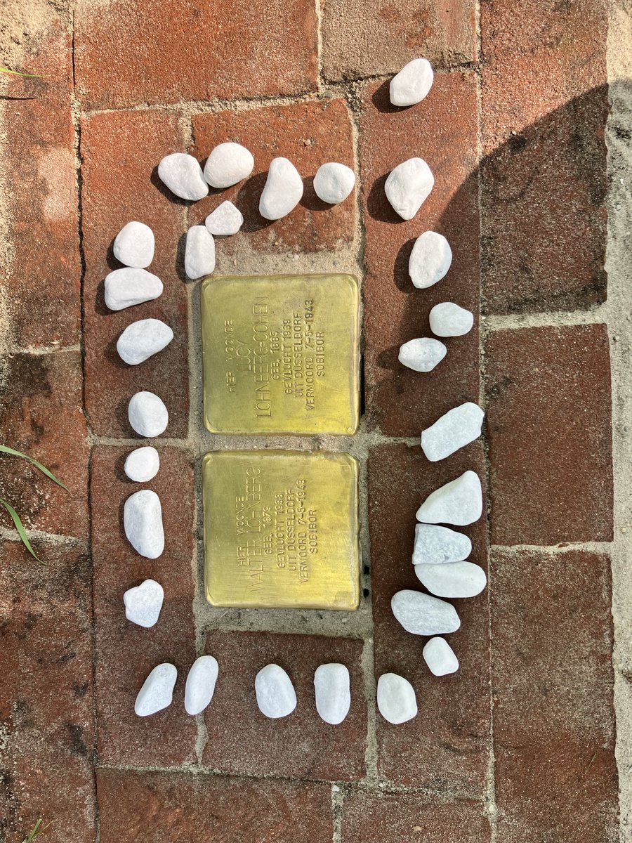 Indrukwekkende legging van struikelstenen in Bilthoven. Opdat wij niet vergeten!