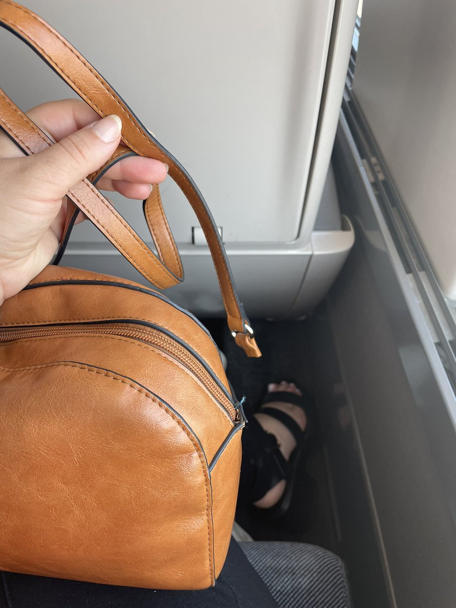 La laniere de mon sac à main pref qui se casse JUSTE AVANT de prendre le train..... J'ai le seum 😭

Je veux que tu compense cet affront 🫰

Vraiment j'ai la haine, il était parfait....