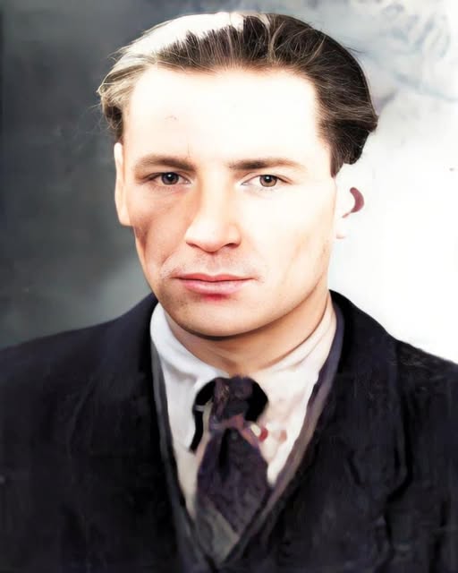 Darekbrzoza's tweet photo. Tuż przed egzekucją narzucono mu worek na głowę, następnie połamano wszystkie kończyny, bito kijami. Na koniec najprawdopodobniej zastrzelono lub powieszono…
Kpt. Stanisław Grabda „Bem", „Wir", żołnierz NSZ, AK, https://t.co/NS6TdplxPj. Brygady Świętokrzyskiej - został zamordowany przez kreatury z kieleckiego UB 15 kwietnia 1953 r.
Urodził się 3 grudnia 1916 r. w Przededworzu na Kielecczyźnie.  Po tzw. „wyzwoleniu" poszukiwany przez NKWD i UB ukrywał się do 1947 r. Ujawnił się w ramach też tzw. „amnestii". Aresztowany w styczniu 1950 r. w Gdańsku. Po śledztwie trwającym prawie dwa lata Stanisław Grabda był wrakiem człowieka. Żona, gdy go zobaczyła na procesie, wspominała, że był w strasznym stanie. Nie mógł wstać o swoich siłach, by się podnieść musiał być podtrzymywany przez milicjantów z konwoju. Miał odbite nerki i wyglądał bardzo źle, a wprowadzony do sali rozpraw, podtrzymywany był pod pachami i ledwo posuwał nogami. Jednakże wciąż był tym samym, wiernym przysiędze i wyznawanym przez siebie ideałom, nieugiętym człowiekiem. Jak opowiadał jego współwięzień z celi, ks. Franciszek Tomczyk, por. „Bem” codziennie modlił się godzinami klęcząc wsparty rękoma o ścianę celi, a gdy służba więzienna nakłaniała go, by napisał prośbę o ułaskawienie do Bieruta, odpowiedział: „w dupie mam zdrajcę Bieruta”.
Zamordowany w więzieniu w Kielcach 15 kwietnia 1953 r. przez kata Wacława Ziółka z UB. Miejsce pochówku „Bema” ukryto.
Ziółek robił karierę w PRL-u, do 1959 roku „pracował” w UB, mordując naszych bohaterów https://t.co/NS6TdplxPj. w więzieniu w Kielcach i Radomiu, potem do 1990 roku w Komendzie Wojewódzkiej MO w Kielcach, gdzie szkolił SB-ków. Zmarł w 2006 roku aż do śmierci pobierając sowitą emeryturę, a jego ofiary spoczywają gdzieś na śmietnikach, nieodnalezione…
Cześć i Chwała Bohaterom❗🇵🇱
za Romuald Rzeszutek