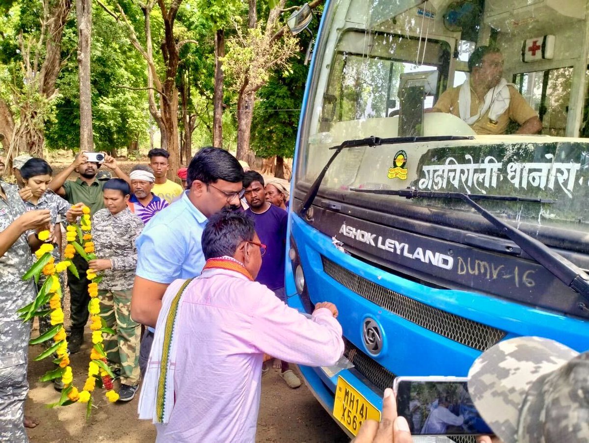 Dev_Fadnavis's tweet image. “महाराष्ट्रातील पहिला जिल्हा — विकासाच्या मार्गावर अग्रगण्य”
स्वातंत्र्याच्या 78 वर्षानंतर प्रथमच &apos;मौजा कटेझरी ते गडचिरोली&apos; बससेवेचा शुभारंभ!
गडचिरोली पोलीस आणि प्रशासनाचे मन:पूर्वक अभिनंदन!

मौजा कटेझरी ते गडचिरोली बससेवेमुळे 10 ते 12 गावातील नागरिकांना लाभ होणार असून…