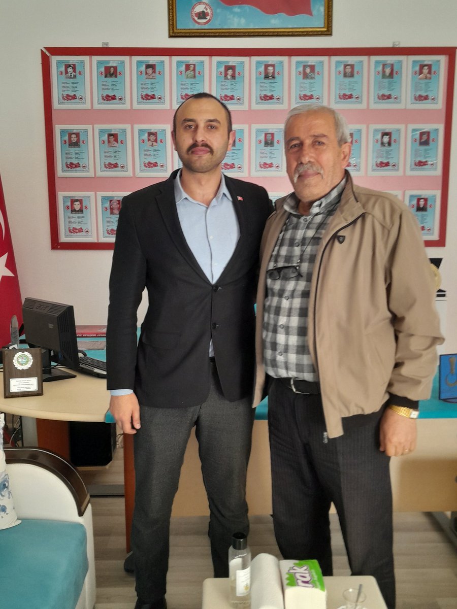 salimbilgin66's tweet photo. Yerköy Şehit Aileleri Derneği'nde, kıymetli abim Tahsin Kılıçlı  ile hasbihal ettik. Siyasetin mevcut gündemi üzerinde   aynı kaygıları taşıdığımız hususunda  hemfikiriz.  Değerli sohbeti için kendisine teşekkür ederim. Aziz şehitlerimizin ruhu şad olsun. @iyiparti ☀️🇹🇷 https://t.co/4GHxtzDoBt