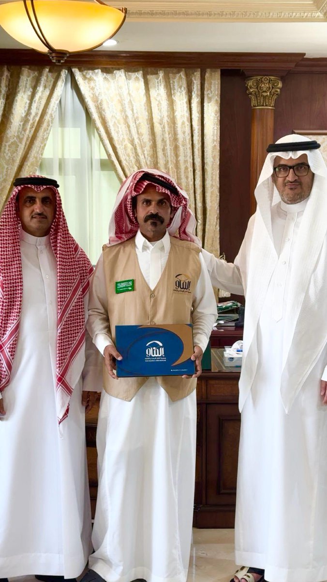 محافظ محافظة السليل 
الاستاذ / ثامر بن عبدالله الشتوي يكرم متطوعي جمعية #الفاو_للبحث_والإنقاذ المشاركين في #موسم_العمرة
 #السليل
 #مكة
 #الحرم_المكي