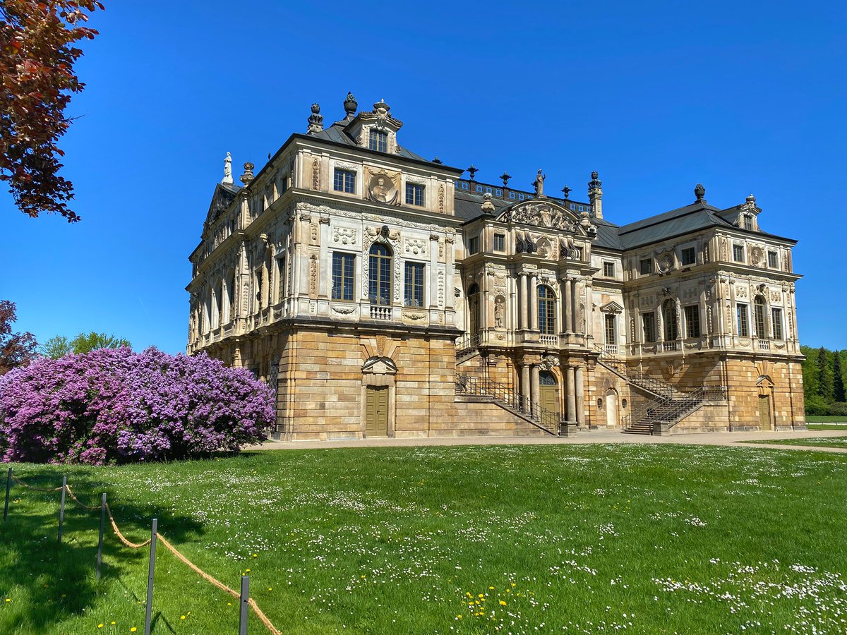 Dresden Großer Garten - das Palais ist der erste Barockbau Dresdens und die Fassade wurde im letzten Jahr ausgebessert