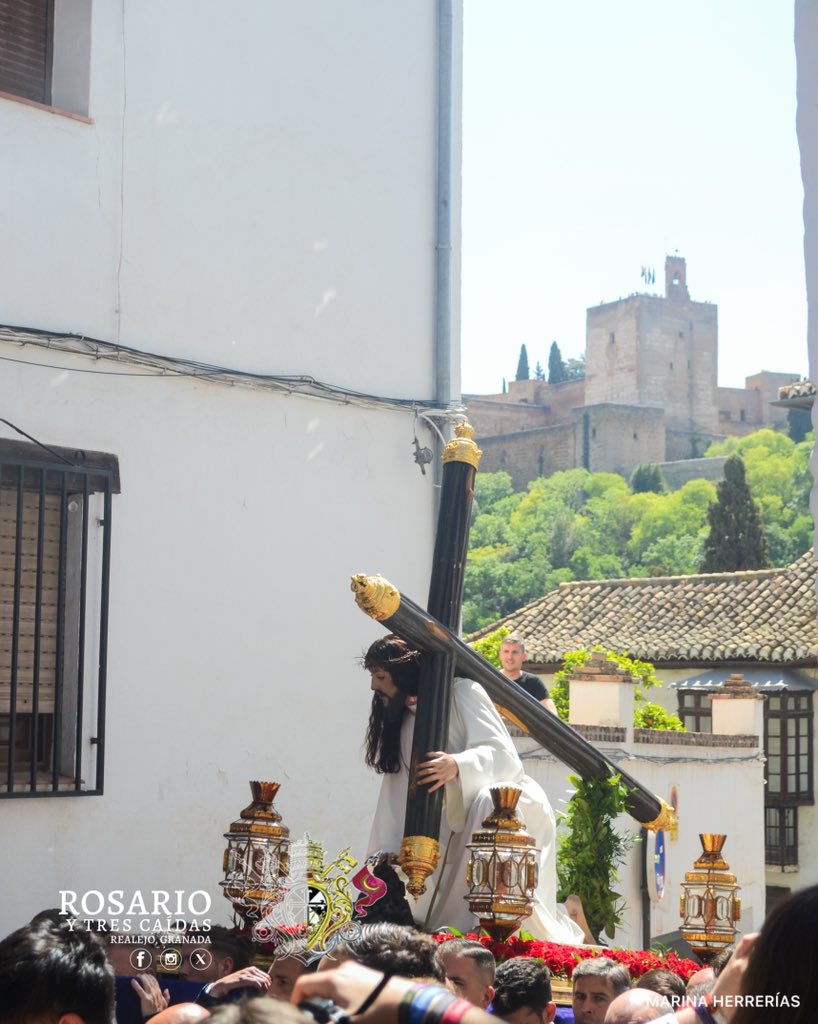 Nuestro Padre Jesús de las Tres Caídas en el barrio del #Albaicín, próximo a llegar a Santa Isabel “La Real”.

#TrasladoTresCaídas