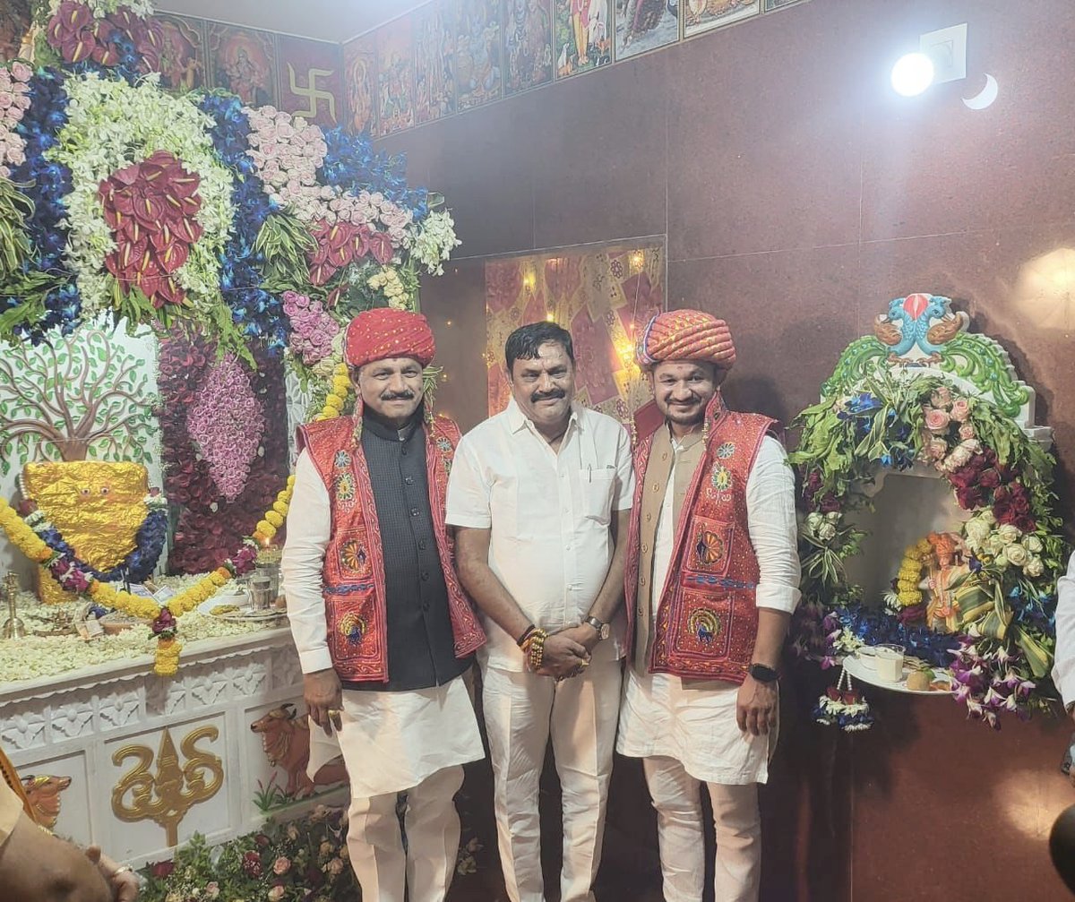Hitendrasinhbjp's tweet photo. લીંબડી ખાતે સભાડ પરિવાર દ્વારા આયોજિત શ્રી ત્રાળીયાવાળ�� બાપાના મંદિરની પુનઃ પ્રાણ પ્રતિષ્ઠા તેમજ મૂર્તિ પ્રાણ પ્રતિષ્ઠા મહોત્સવમાં હાજરી આપી, ધન્યતા અનુભવી. https://t.co/YTLKMpetHl