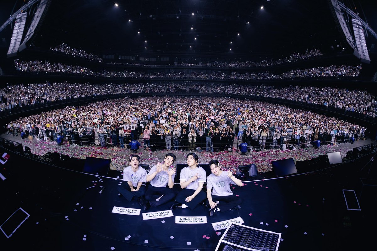 day6official's tweet photo. [ #DAY6_BEHIND ]

3RD WORLD TOUR <FOREVER YOUNG> in 
#YOKOHAMA
 
큐티 데식 & 햇살처럼 빛나는 마이데이~
오늘도 너무 너무 행복했어요 😁

=

Cutie DAY6 & My Day shining bright like sunshine~
We felt incredibly happy today 😁

#DAY6 #데이식스
#DAY6_3RD_WORLDTOUR
#FOREVER_YOUNG
#Band_Aid
#녹아내려요