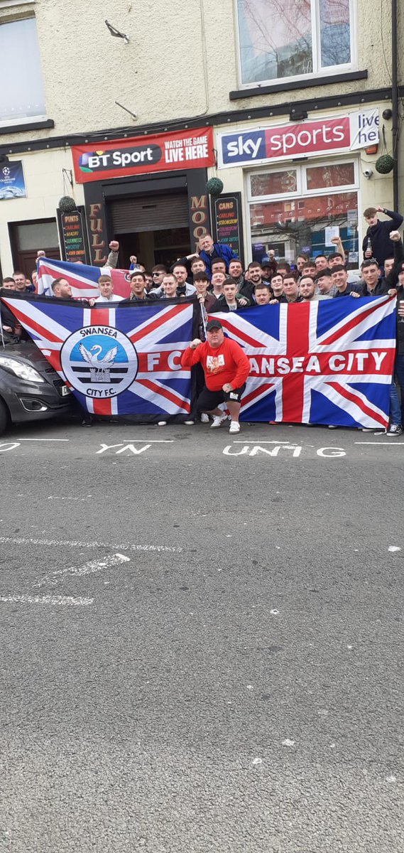 caerdydd1927's tweet photo. @TitchPencader Which one are you mate? The fat cunt in the red? https://t.co/brsEDHq6hr