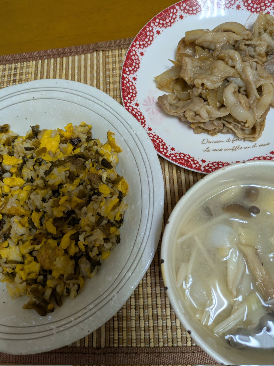 orehanui's tweet photo. 今夜の晩ご飯。高菜チャーハン、豚肉と玉ねぎの焼肉炒め、きのこと豆腐の味噌汁😊 https://t.co/yOr3JwxzPZ