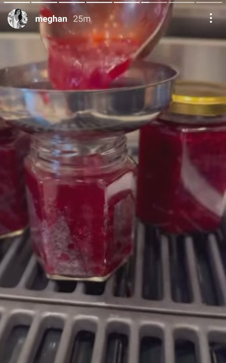 TalkNerdyto's tweet image. 🚨 Strawberry Drop Alert! 🚨
Turn on notifications, grab your credit card, and don’t miss out! 🍓
#NoExcuses #GetYours