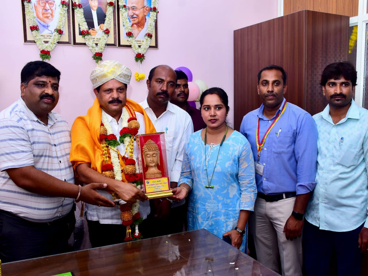 kbdcblr's tweet photo. 23/04/2025ರಂದು ಕರ್ನಾಟಕ ಭೋವಿ ಅಭಿವೃದ್ಧಿ ನಿಗಮದ ಅಧ್ಯಕ್ಷರು ಶ್ರೀ ರವಿಕುಮಾರ್ ಎಸ್ ಅವರು ಭೋವಿ ಸಮುದಾಯದ ಪ್ರಗತಿಗಾಗಿ ತುಮಕೂರಿನಲ್ಲಿ ನಿಗಮದ ಹೊಸ ಜಿಲ್ಲೆ ಕಚೇರಿಯ ಉದ್ಘಾಟನೆಯನ್ನು ನಡಿಸಿದ್ದಾರೆ. ಈ ವಿಶೇಷ ಸಂದರ್ಭದಲ್ಲಿ ನಿಗಮದ ಅಧಿಕಾರಿಗಳು, ಸ್ಥಳೀಯ ಮುಖಂಡರು ಮತ್ತು ಸಮುದಾಯದ ಸದಸ್ಯರು ಉಪಸ್ಥಿತರಿದ್ದರು. https://t.co/8W3xipamxu
