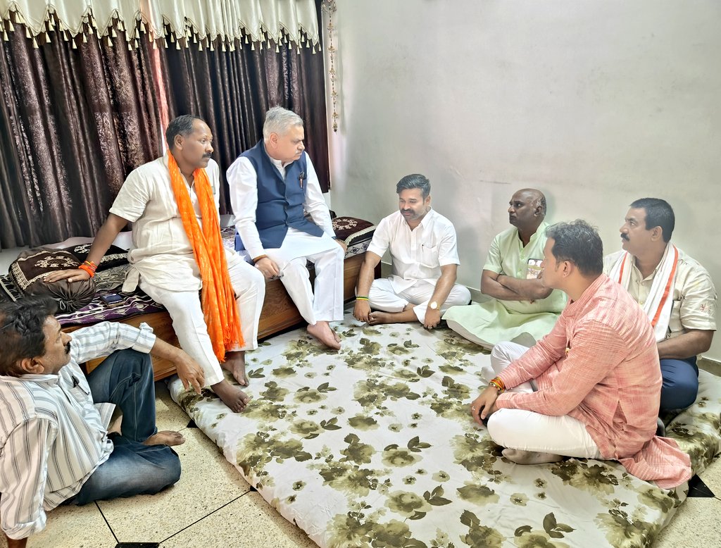 भाजपा अनुसूचित जाति मोर्चा के राष्ट्रीय कार्यसमिति सदस्य श्री सौरभ सिंह जागृत जी के पूज्यनीय पिताजी श्री बहादुर सिंह जागृत जी (Retd. DSP.) का निधन 27 अप्रैल को हो गया था।

आज उनके निवास रायपुर पहुंचकर दिव्यात्मा को पुष्पांजलि अर्पित किया एवं परिजनों से मुलाकात की।

प्रभु श्रीराम
