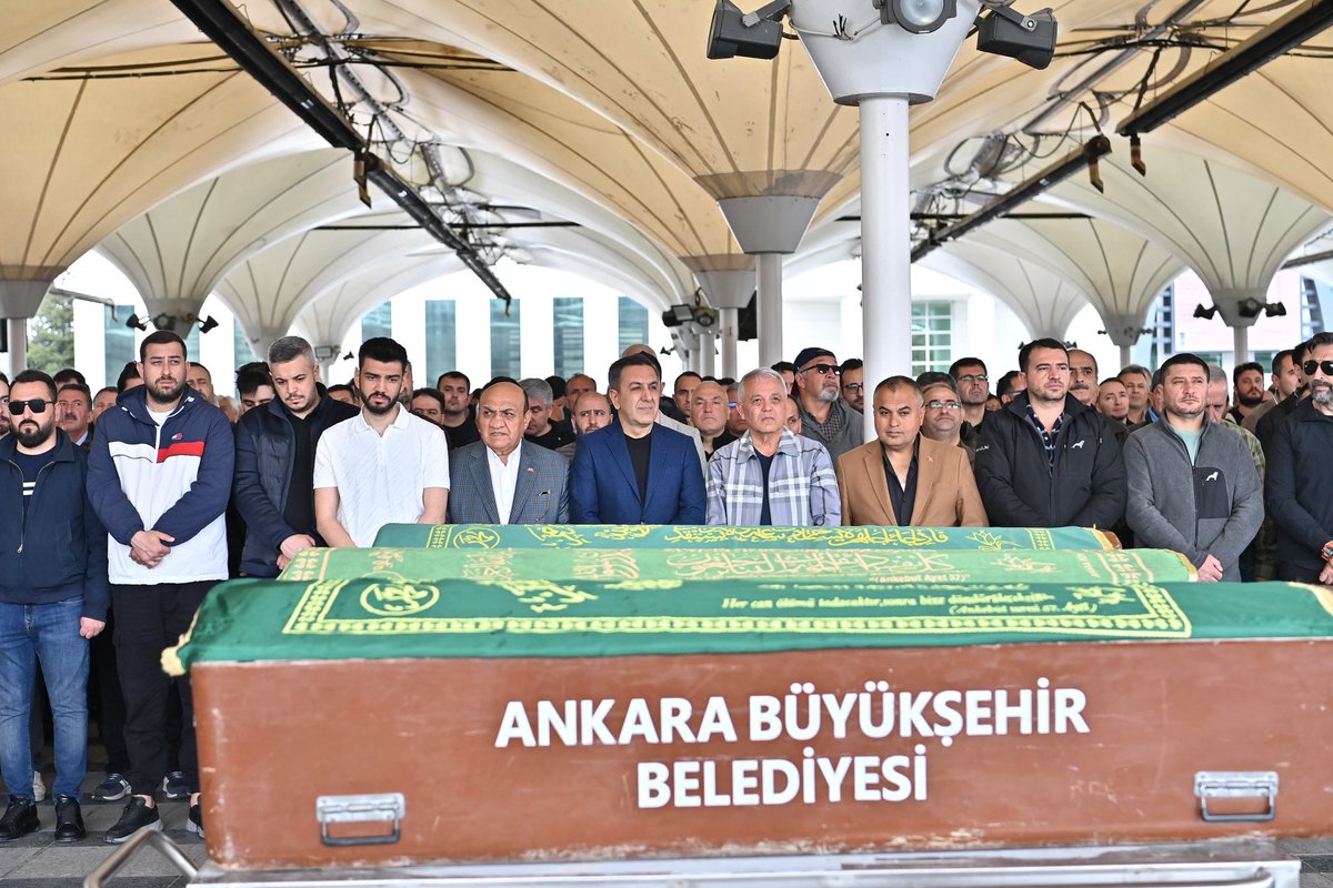 Değerli Hemşehrimiz, Önceki Dönem Milli Savunma Bakan Yardımcısı ve şimdiki Sungurlu Belediye Başkanı olan Sayın Muhsin Dere’nin kıymetli eniştesi Dursun Kaplan’ın cenaze törenine, Belediye Meclis Üyemiz Sayın Ercan Aksu ile birlikte katıldık.

Merhuma Allah’tan rahmet, kederli