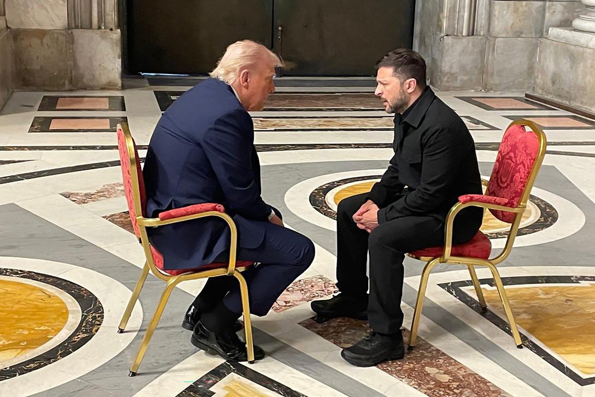 #Zelenskyy  sitzt einem Idioten gegenüber,der dümmste #Präsident aller Zeiten ,eine #Schande für die #USA 
Eigentlich braucht die 🇺🇦 noch keinen #Frirden 1 Jahr warten ,und 🇷🇺 kapituliert!
🇷🇺Geht das Material aus,
Offensiven ?Alle gescheitert!