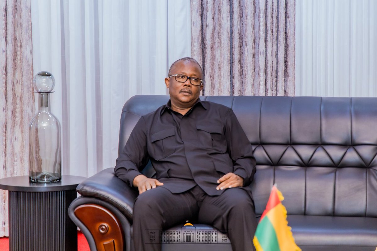 Arrivée  à l'Aéroport International Melchior Ndadaye de  S.E Umaro Sissoko Embalo, Président de la République de Guinée Bissau, ce 27 avril 2025.