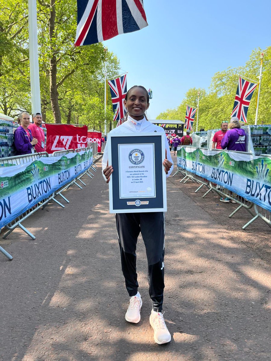 What a start! 💨 Tigst Assefa runs the fastest female marathon (women-only race) with a time of 2:15:50! Congrats 💪#LondonMarathon