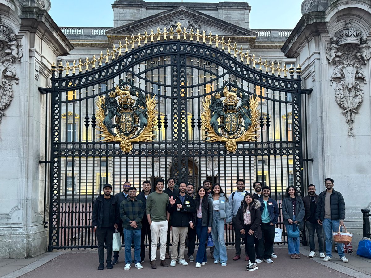 For our <a href="/londontechcoll/">London Tech Collective 🇮🇳</a> spring meet-up, we touched some grass, played some games, ate good food and had a fun picnic to welcome in the season 🌸🧺 

Bonus: we visited Buckingham Palace too 💂🏻‍♂️🇬🇧 it was being prepared for the TCS London Marathon which is today btw 🏃‍♀️

Follow