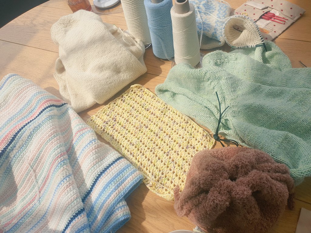 wdkji's tweet image. 완성이 시급한 파우치 조임끈까지 끝낸...!
역시 뜨모를 나가야...빡뜨 가능🥹
#OAO🧶