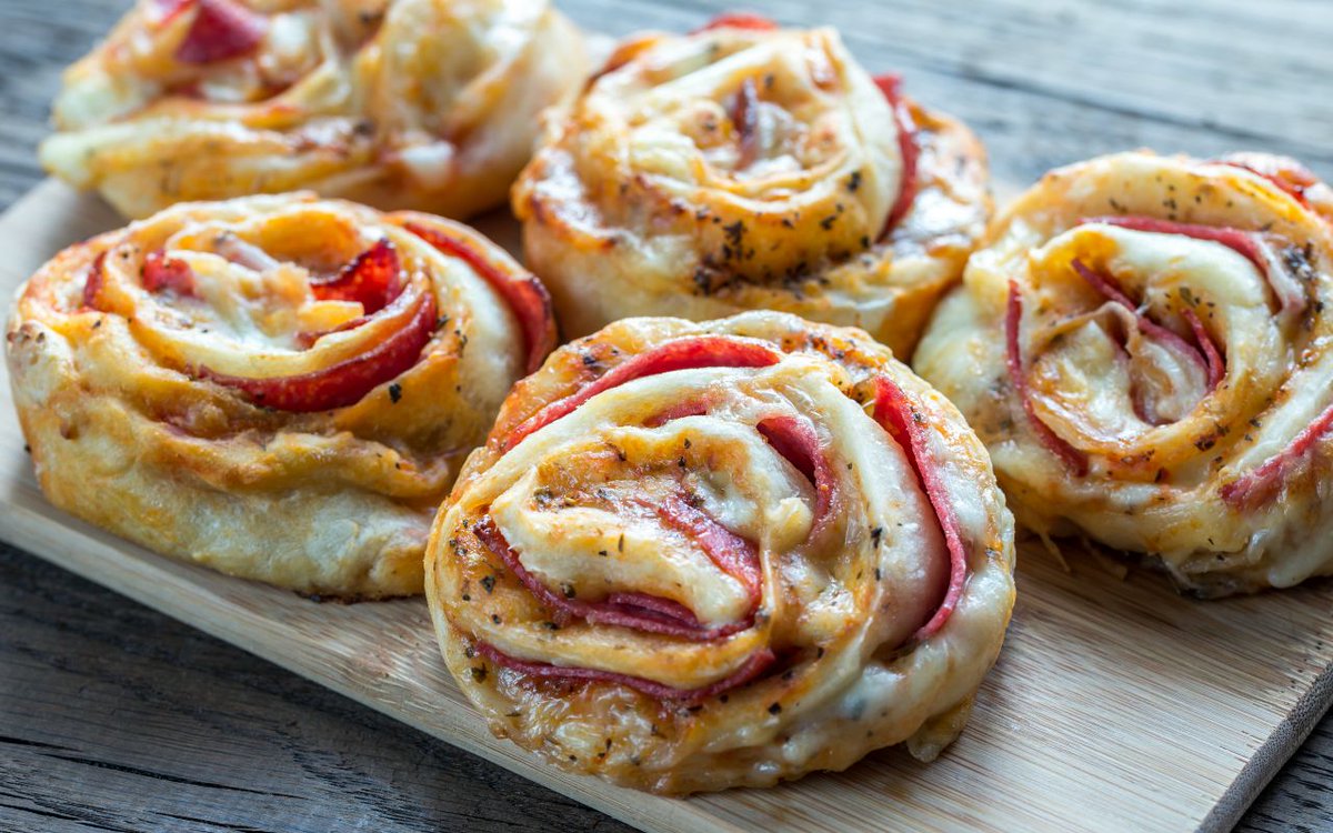 rezeptheft.at/rezepte/pizzas… 
Pizzaschnecken sind der ideale Fingerfood-Klassiker, wenn es um unkomplizierte, herzhafte Snacks geht. Ob für Partys, gemütliche Filmabende oder als schneller Genuss für unterwegs.
#rezeptheft #pizza #pizzaschnecken