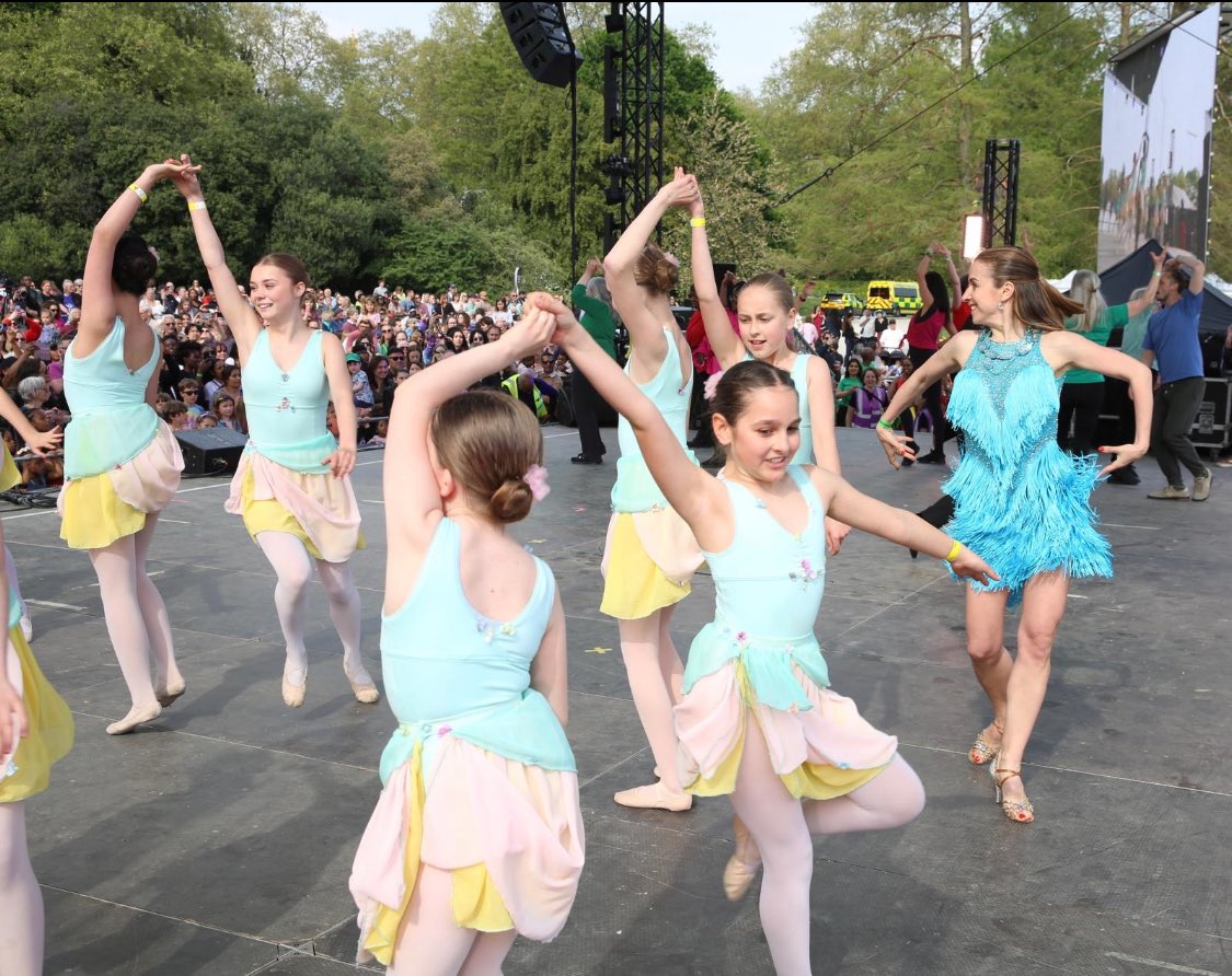 SadiqKhan's tweet photo. I created the London Borough of Culture to bring culture to underserved communities. It’s the DNA of our city. Strictly Wandsworth brought together more than 200 dancers from local groups - the biggest dance event the borough has seen. I can’t wait to see what’s next in 2025! https://t.co/Y19A0QDwuv