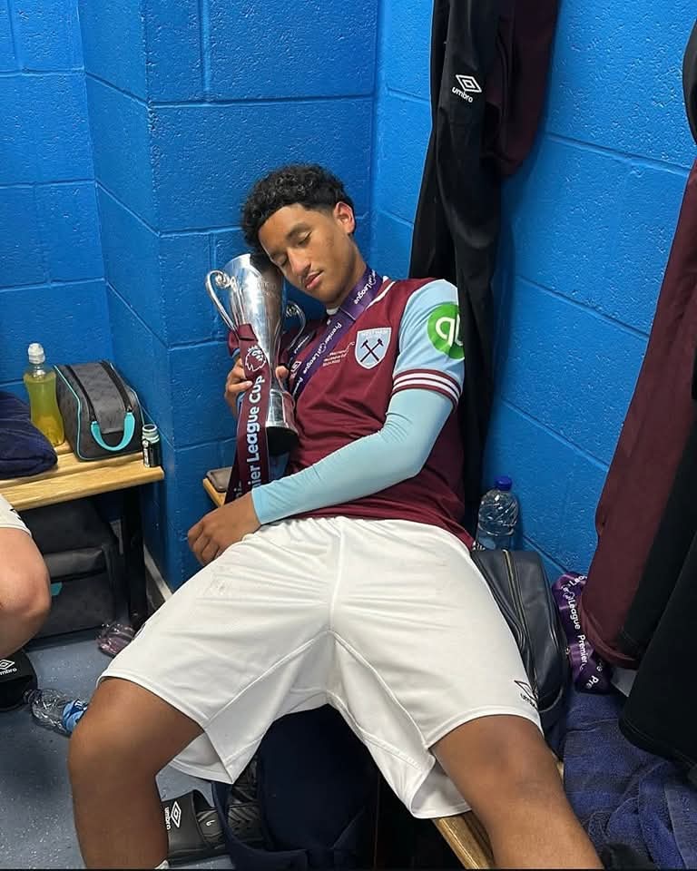 🔥
Le Mauricien Gabriel Caliste a remporté la Premier League Cup U18 avec l'équipe U18 de West Ham United après une victoire 2-1 en finale contre Reading.