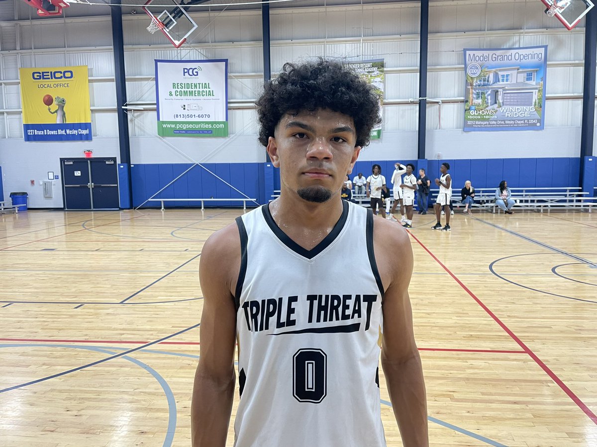HoopSeenFL's tweet image. #FLJam Varsity: Miami Triple Threat advances in bracket play behind a loud 28 points from Jaiden Horton. He made five three-pointers and mixed up his scoring arsenal.
Rafael Diaz was a mismatch problem with his ability to play inside and out. He added 20 points