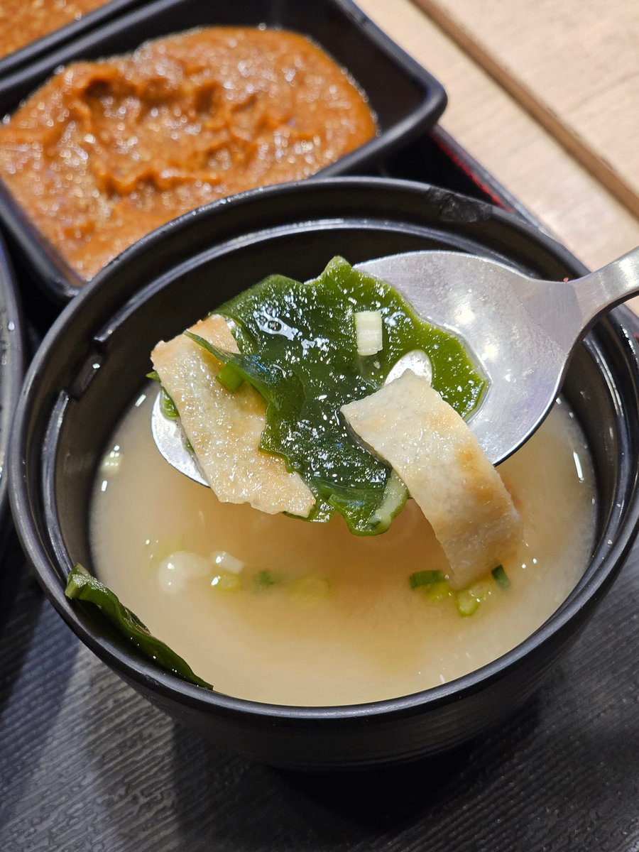 ไก่ทอดคาราอาเกะที่แท้ทรู😋 กินที่ไหนก็ไม่เหมือนที่คารายามะจริง แป้งบางกรอบ ไม่อมน้ำมัน เนื้อไก่เน้นๆ ชิ้นใหญ่มากกก กัดงั่มมสะใจสุดๆ ไก่ทอดสไตล์ญี่ปุ่นต้องมาที่นี่จริงๆ กินอิ่มคุ้ม น้ำซุปก็ให้มาไม่ไก่กาเลย อร่อยมากกก ร้านโปรดที่กินบ่อยสุดๆ 🥹🫶✨️
#คารายามะ #karayamathailand