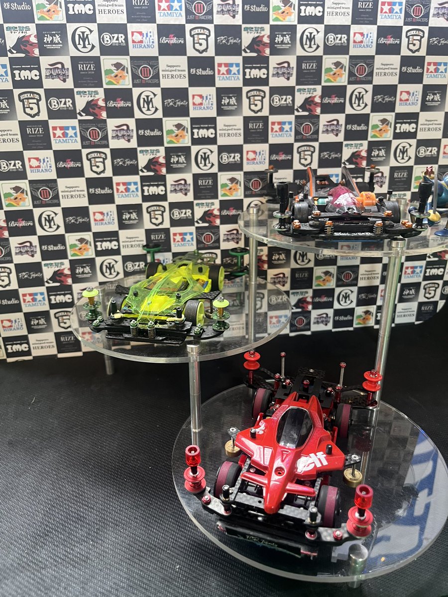 DYHTY8isoi65512's tweet image. 今週の土日もミニ四駆を堪能😀

土曜日は、おもちゃの平野
日曜日は、帯広メガドンキ（片道2時間半）

家族でコースレイアウトセッティングの対応力を学びに、早朝〜深夜と満足するまで楽しみました。

後少し、後少し…スピード出そうと欲を出すとCOするんですね😅
父ちゃん、COするから勝てません🥲