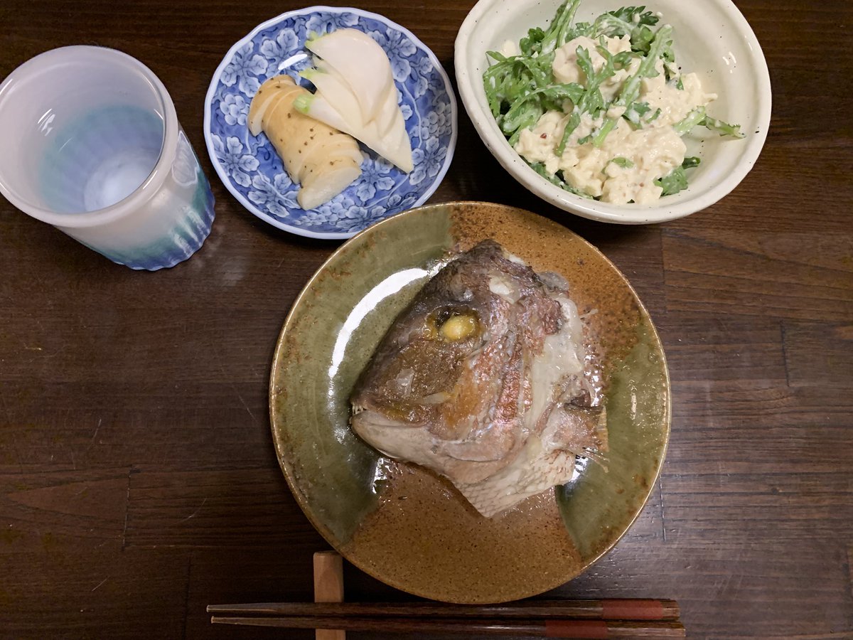 ManiUlfr's tweet photo. ソラとお出かけからの
晩酌
お安かった鯛アラのお頭は塩焼きに
うっま！ https://t.co/dRICB2rcy2
