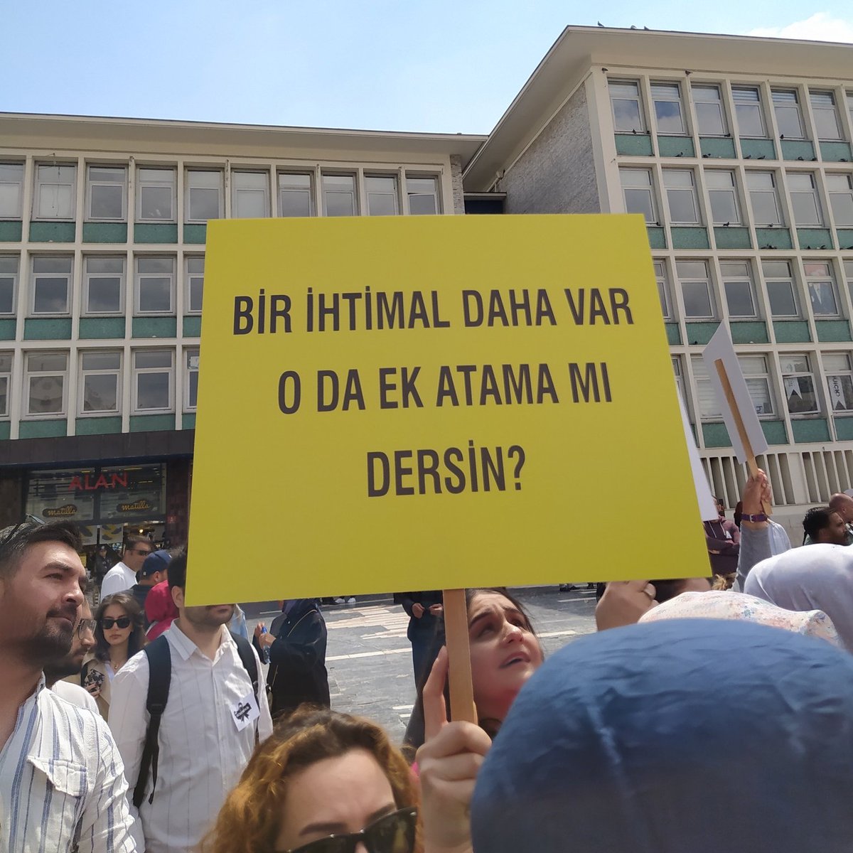 Atanamayan öğretmenler, ek atama talepleri için Ankara'da bir araya geldi.
