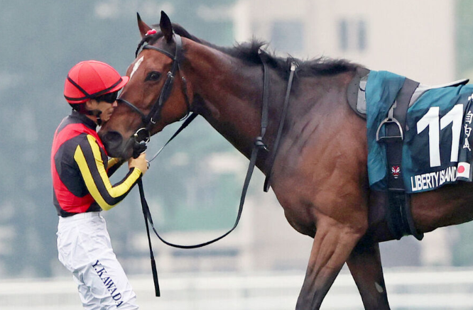 nannnosono0's tweet photo. だめだ、この写真は　涙が止まらん

２３年の３冠牝馬リバティアイランドが予後不良の診断で安楽死　香港・ＱＥ２世Ｃで競走中止(馬トク報知)
#Yahooニュース
https://t.co/r37JuwjdQq 

故障を発症したリバティアイランドを下馬して気遣う川田将雅騎手 https://t.co/8Pojo29z8K