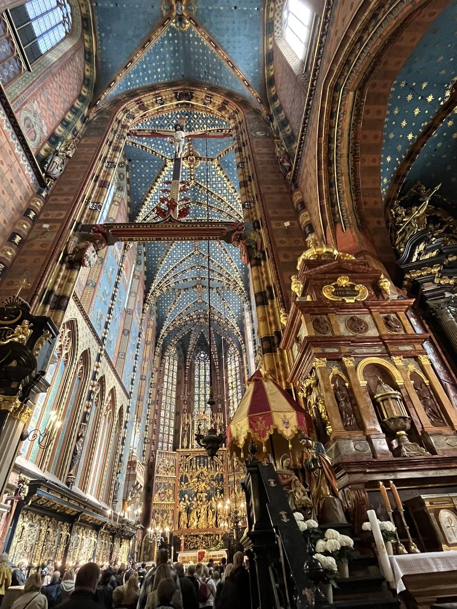 St. Mary’s Basilica in Kraków, Poland has opened the Umbraculum Basilicale following the death of Pope #Francis
It is a symbolic sign of sede vacante - the period between the death (or resignation) of a pope and the inauguration of a new pontificate.