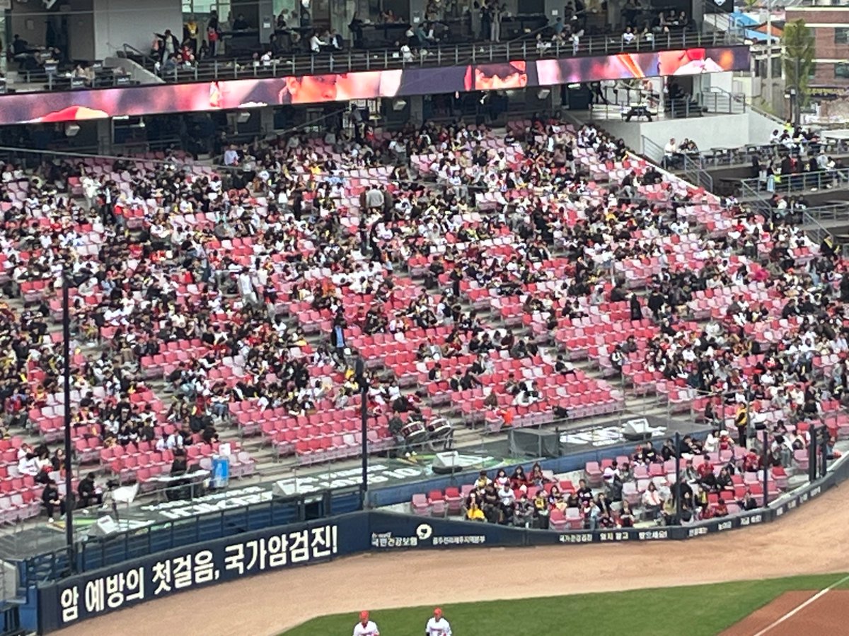 MSonsaeng's tweet photo. 야구 직관 즐겁네..

#광주 #마사지 #네토 https://t.co/iPTlwFxjby