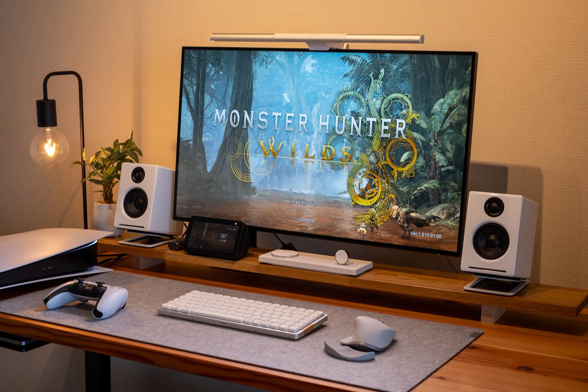 hakolognet's tweet photo. BenQ ライティング様(@BenQlighting_jp)よりBenQ ScreenBar Proをご提供頂きました。
↓詳細はツリーへ

【ツリー1｜特徴紹介】 ① デスクライトの新常識。 BenQ「ScreenBar Pro」は、モニター上に設置する革新的なライト。 ・センサーで自動点灯 ・自動調光＆手動調整対応 ・USB-C接続でスマート運用 これひとつで理想的なデスク環境が完成します。

② ベゼルレスモニターでもOK。 特殊なクリップ構造で、どんなディスプレイにもフィット。 
③ 眩しさゼロ。 画面に光が映り込まず、手元だけを自然に明るく照らします。

#desksetup #benqlighting #BenQ #screenbarpro