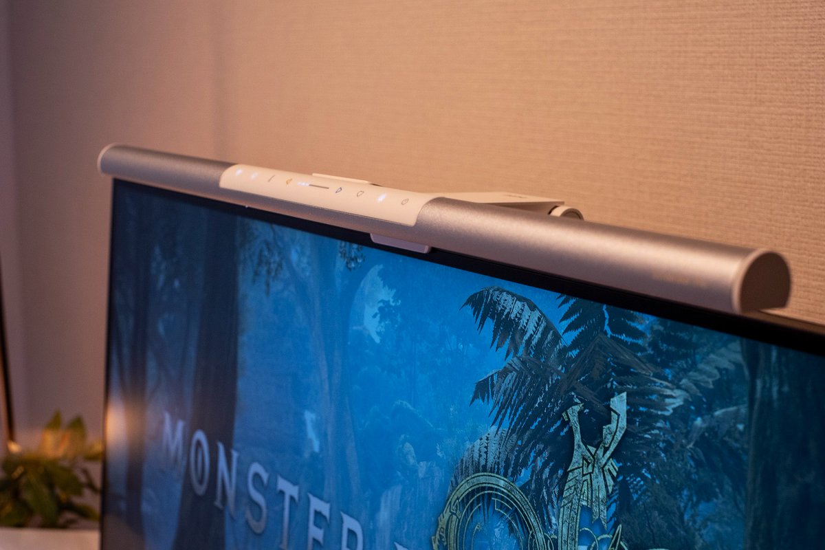 hakolognet's tweet photo. BenQ ライティング様(@BenQlighting_jp)よりBenQ ScreenBar Proをご提供頂きました。
↓詳細はツリーへ

【ツリー1｜特徴紹介】 ① デスクライトの新常識。 BenQ「ScreenBar Pro」は、モニター上に設置する革新的なライト。 ・センサーで自動点灯 ・自動調光＆手動調整対応 ・USB-C接続でスマート運用 これひとつで理想的なデスク環境が完成します。

② ベゼルレスモニターでもOK。 特殊なクリップ構造で、どんなディスプレイにもフィット。 
③ 眩しさゼロ。 画面に光が映り込まず、手元だけを自然に明るく照らします。

#desksetup #benqlighting #BenQ #screenbarpro