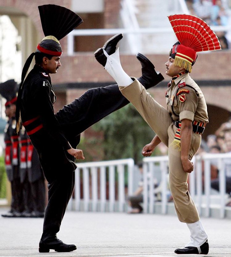 Любая новость про развитие индопакистанского конфликта должна сопровождаться этими фотографиями.

Да, в общем-то, любая геополитическая новость должна сопровождаться этими фотографиями.