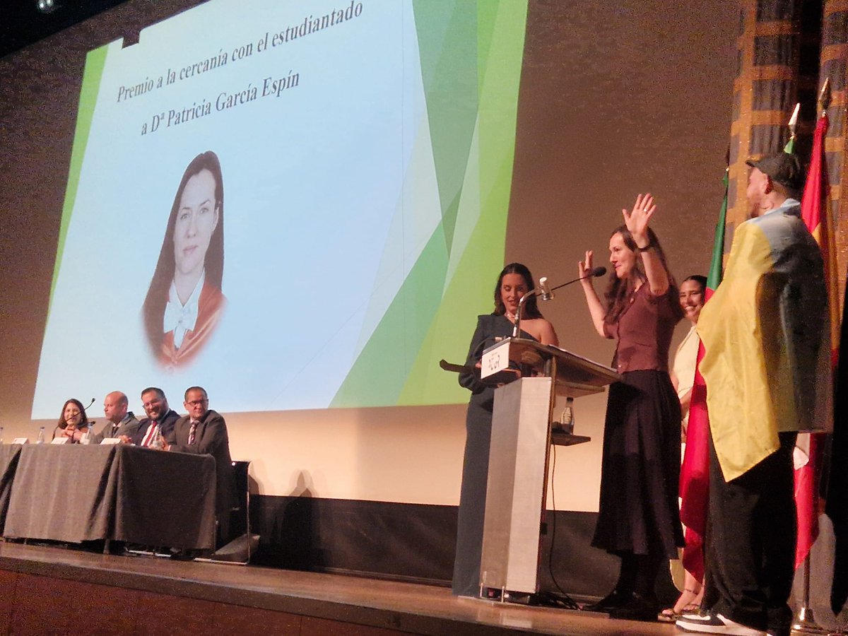 Patricia García Espín (@patriciagaespin) on Twitter photo ¡Qué ilusión! Ayer mis alumnos/as de <a href="/CanalUGR/">Universidad Granada</a> me dieron un premio. Estás ocasiones me dan muchísima vergüenza, pero el premio fue por la cercanía y creo que debemos reivindicar el valor de cuidar, también a los estudiantes. ¡Qué ilusión! Ayer mis alumnos/as de <a href="/CanalUGR/">Universidad Granada</a> me dieron un premio. Estás ocasiones me dan muchísima vergüenza, pero el premio fue por la cercanía y creo que debemos reivindicar el valor de cuidar, también a los estudiantes.
