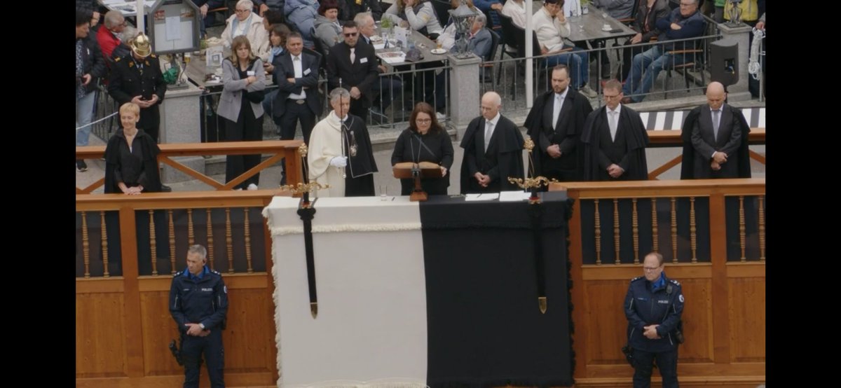 mz_storymakers's tweet image. BREAKING NEWS: erstmals seit 1378 hat die #Landsgemeinde des Kantons #Appenzell Innerrhoden eine Frau als Landammann gewählt. Herzlichen Glückwunsch Angela Koller! #Demokratie #Schweiz 🇨🇭