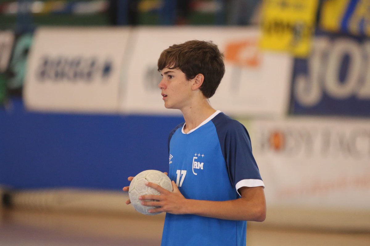 FAndaluzaBM's tweet photo. 🥇𝙊𝙍𝙊 para #ColegioElRomeral en este #CADEBA25 🤯

𝙀𝙨𝙥𝙚𝙘𝙩𝙖́𝙘𝙪𝙡𝙤 𝙙𝙚 𝙗𝙖𝙡𝙤𝙣𝙢𝙖𝙣𝙤 vivido en #LaLíneaDeLaConcepción en el que ambos equipos no han parado de luchar hasta último segundo 🫣

🥈¡Enhorabuena @balonmanosalle por esa 𝙨𝙚𝙜𝙪𝙣𝙙𝙖 𝙥𝙡𝙖𝙯𝙖 y conseguir la 𝘮𝘦𝘥𝘢𝘭𝘭𝘢 𝘥𝘦 𝘱𝘭𝘢𝘵𝘢, orgullosos de vosotros!

📸 @raulromeroj 

#BalonmanoAndalucía