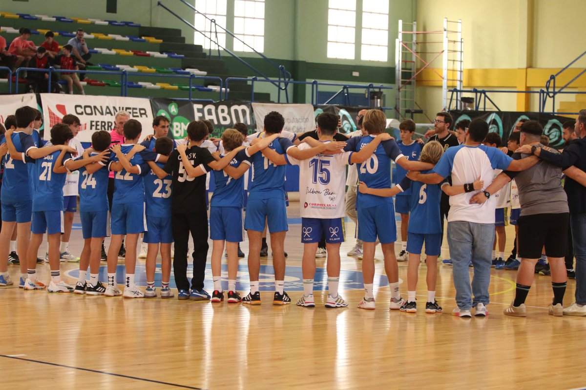 FAndaluzaBM's tweet photo. 🥇𝙊𝙍𝙊 para #ColegioElRomeral en este #CADEBA25 🤯

𝙀𝙨𝙥𝙚𝙘𝙩𝙖́𝙘𝙪𝙡𝙤 𝙙𝙚 𝙗𝙖𝙡𝙤𝙣𝙢𝙖𝙣𝙤 vivido en #LaLíneaDeLaConcepción en el que ambos equipos no han parado de luchar hasta último segundo 🫣

🥈¡Enhorabuena @balonmanosalle por esa 𝙨𝙚𝙜𝙪𝙣𝙙𝙖 𝙥𝙡𝙖𝙯𝙖 y conseguir la 𝘮𝘦𝘥𝘢𝘭𝘭𝘢 𝘥𝘦 𝘱𝘭𝘢𝘵𝘢, orgullosos de vosotros!

📸 @raulromeroj 

#BalonmanoAndalucía