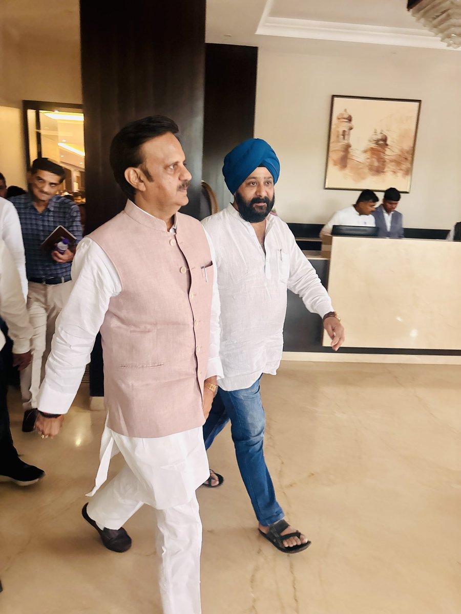 ParamjeetDang's tweet photo. #रीवा

आज सयाजी होटल में आयोजित तीसरी डायबिटिक फूट कार्यशाला का शुभारंभ आदरणीय उप मुख्यमंत्री श्री @rshuklabjp जी ने किया। डॉक्टर्स,डेलीगेट्स एवं प्रबुधवर्ग उपस्थित रहे 
@BJP4MP https://t.co/l82K5f5UHf